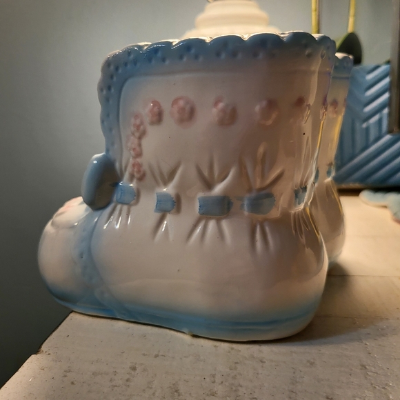 Vintage 1983 My-Neil Ceramic Baby Blue, White & Pink Booties Nursery Planter - Picture 4 of 6